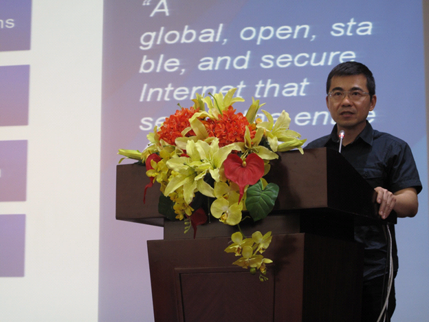 George Kuo presenting the APNIC update