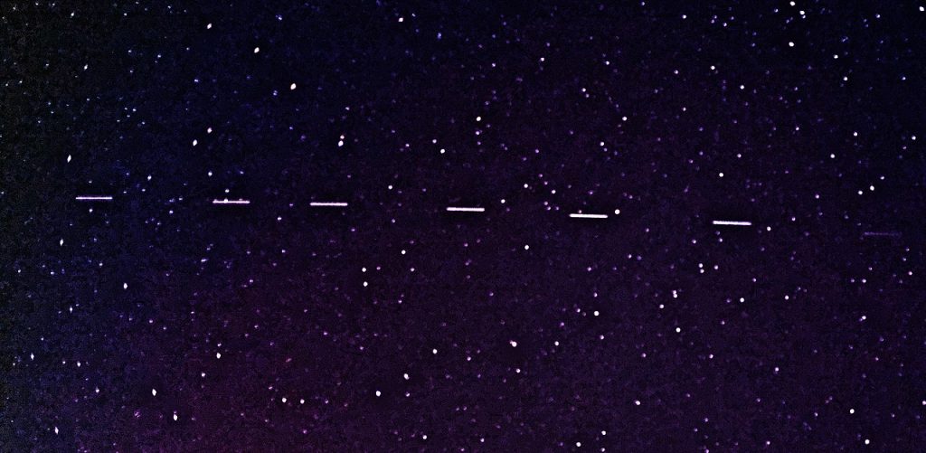 1280px-Starlink_6_satellites