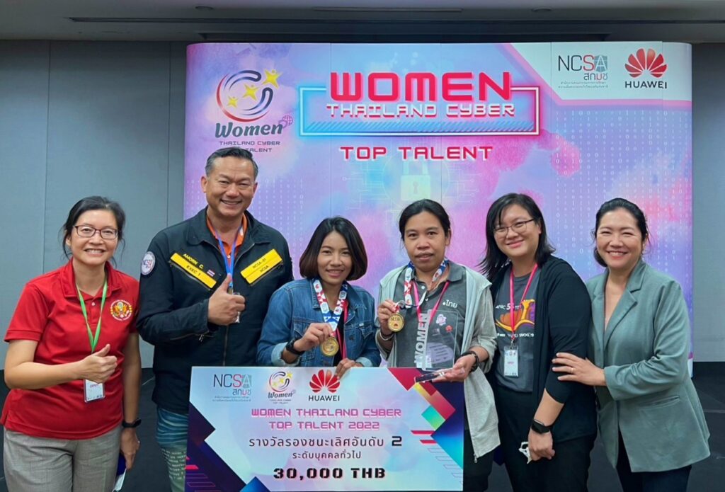 Image of the the Switch! team that was runner-up in the Women Thailand Cyber Top Talent 2022 competition, together with their National Coordinator (right) and staff from the competition (second from left).