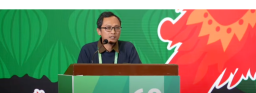 Aris Cahyadi Risdianto moderates the Open Source session at APNIC 60.