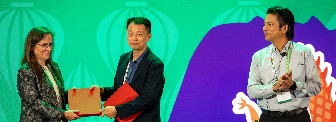 Banner image for Keynotes at APNIC 60: Leslie Daigle and Vu The Binh article.